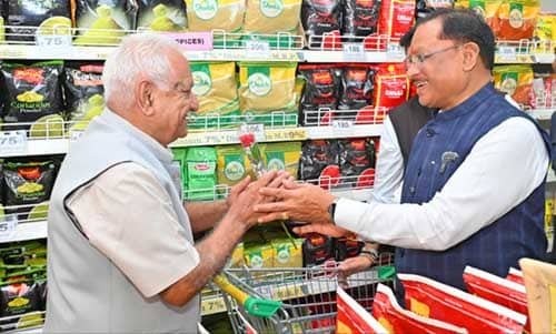 जब मुख्यमंत्री खुद बने ग्राहक : घरेलू सामान की शॉपिंग कर उठाया जीएसटी दरों में कटौती का लाभ