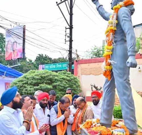मुख्यमंत्री विष्णु देव साय ने अमर शहीद भगत सिंह की प्रतिमा पर माल्यार्पण कर किया नमन
