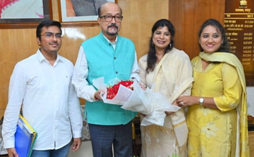 राज्यपाल  डेका से अखिल भारतीय व्यापारिक परिसंघ महिला इकाई के सदस्यों ने सौजन्य भेंट की