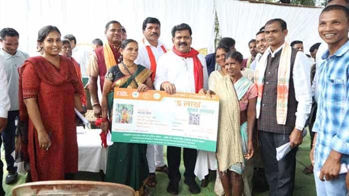 उप मुख्य्मंत्री विजय ने सीआरपीएफ कैम्प में जवानों से मुलाकात कर किया उत्साहवर्धन