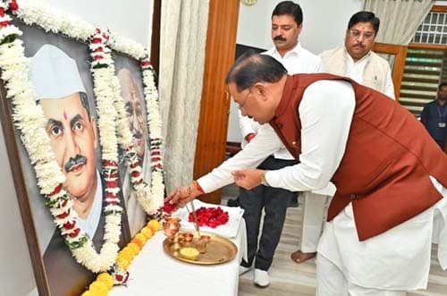मुख्यमंत्री साय ने राष्ट्रपिता महात्मा गांधी और पूर्व प्रधानमंत्री लाल बहादुर शास्त्री को उनकी जयंती पर किया नमन