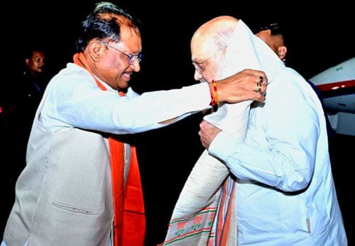 केंद्रीय गृह मंत्री अमित शाह का मुख्यमंत्री विष्णुदेव साय ने स्वामी विवेकानंद विमानतल पर किया आत्मीय स्वागत