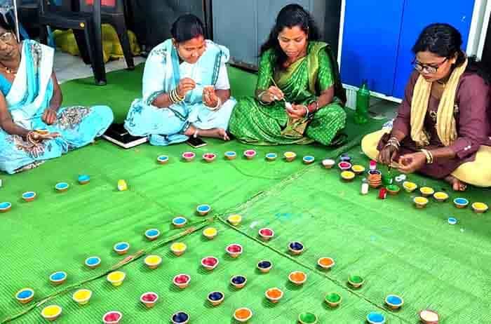सफलता की कहानी: दीयों और पूजा सामग्री के बिक्री से समूह की महिलाएं हो रही समृद्ध