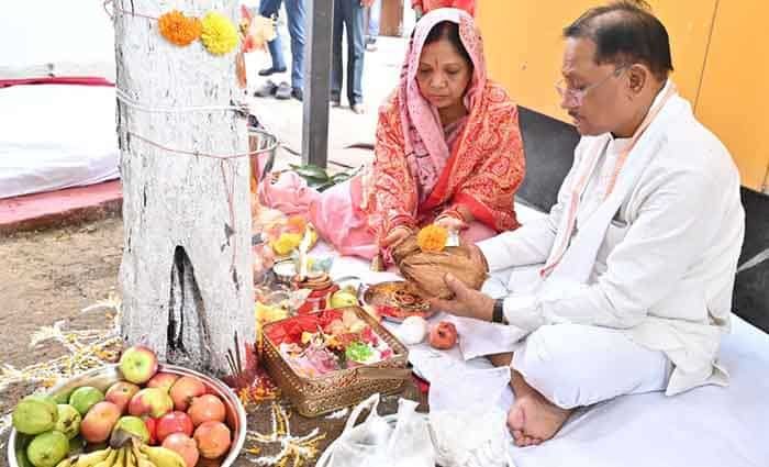 आंवला नवमी पर मुख्यमंत्री ने आंवला वृक्ष की पूजा कर प्रदेशवासियों के सुख-समृद्धि की कामना की