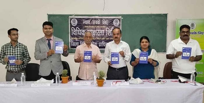 मुख्यमंत्री ने किया शंकर पांडे जी की पुस्तक ’’छत्तीसगढ़ अतीत से अब तक’’ का विमोचन