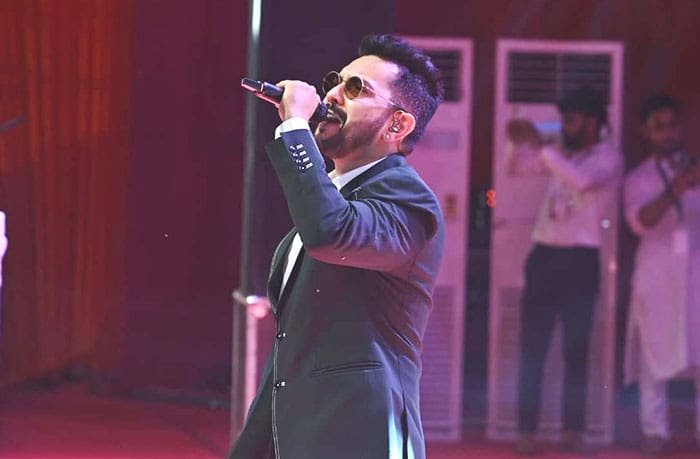 राज्योत्सव में बॉलीवुड के पार्श्व गायक आदित्य नारायण सहित छत्तीसगढ़ के कलाकारों ने बिखेरा रंग