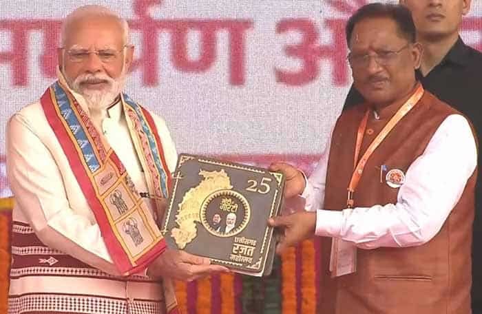 प्रधानमंत्री नरेंद्र मोदी ने ‘कॉफ़ी टेबल बुक’ का किया विमोचन:छत्तीसगढ़ की विकास यात्रा और ‘मोदी की गारंटी’ का दस्तावेज़