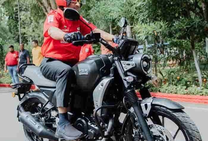 मुख्यमंत्री विष्णुदेव साय ने स्वयं बाइक चलाकर युवाओं को दिया सुरक्षित ड्राइविंग का संदेश