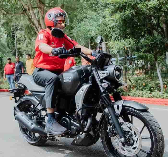 मुख्यमंत्री विष्णुदेव साय ने स्वयं बाइक चलाकर युवाओं को दिया सुरक्षित ड्राइविंग का संदेश