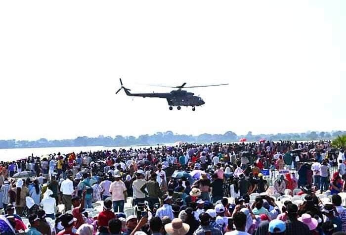 राज्योत्सव पर वायु सेना की टीम का रोमांचक एयर शो, सेंध जलाशय के ऊपर आसमां में गूंजा ‘जय जोहार’ और ‘छत्तीसगढ़िया सबले बढ़िया’