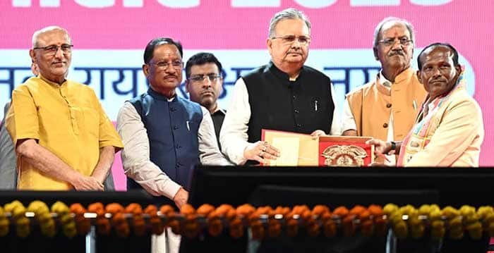 उपराष्ट्रपति सी. पी. राधाकृष्णन छत्तीसगढ़ रजत महोत्सव के समापन समारोह में शामिल हुए