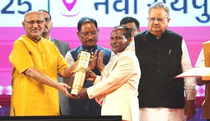 छत्तीसगढ रजत महोत्सव-2025: उप राष्ट्रपति सीपी राधाकृष्णन ने छत्तीसगढ़ के 34 अलंकरण से 37 विभूतियों एवं 4 संस्थाओं को किया सम्मानित