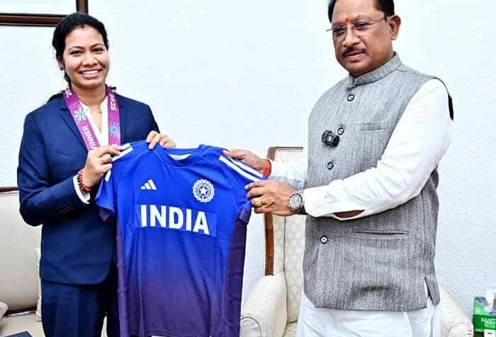 वर्ल्ड कप विजेता भारतीय महिला क्रिकेट टीम की फिजियोथेरेपिस्ट आकांक्षा सत्यवंशी ने मुख्यमंत्री से की मुलाकात
