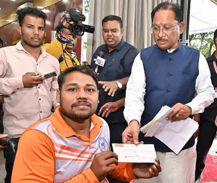 दिव्यांग रग्बी खिलाड़ी की मदद के लिए मुख्यमंत्री आगे आए — जनदर्शन में स्वीकृत किया 90 हजार रुपए का आर्थिक अनुदान