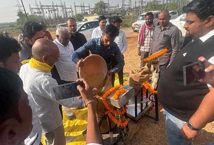 मुख्यमंत्री श्री विष्णु देव साय के नेतृत्व में प्रदेश के किसानों से समर्थन मूल्य पर धान खरीदी का सिलसिला शुरू