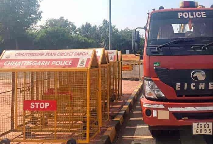 यातायात पुलिस रायपुर को छत्तीसगढ़ स्टेट क्रिकेट संघ ने सौंपे 200 लोहे के स्टॉपर