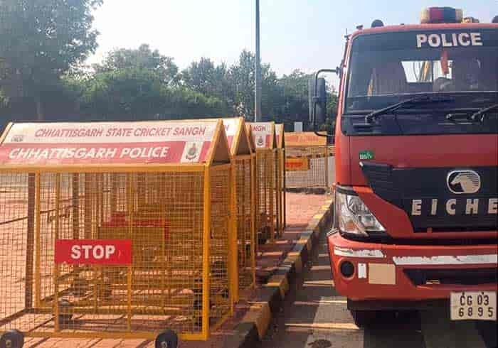 यातायात पुलिस रायपुर को छत्तीसगढ़ स्टेट क्रिकेट संघ ने सौंपे 200 लोहे के स्टॉपर