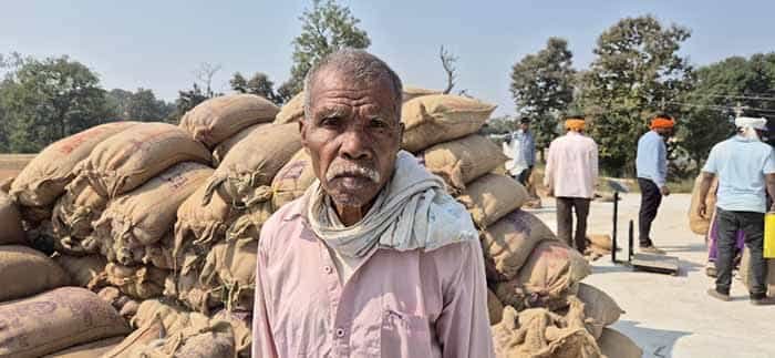 अम्बागढ़ चौकी के कलकसा के किसान धनेश राम ने स्वयं के मोबाइल से कटा टोकन, जताई खुशी