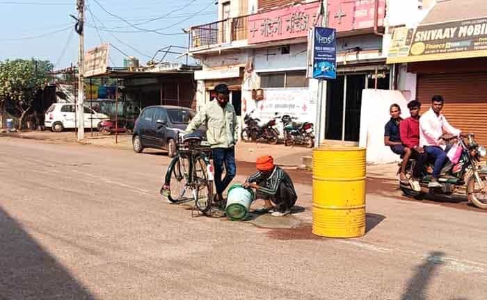 गड्ढों पर सीमेंट, जनहित में समर्पण – गुड्डू अग्रवाल बने मिसाल