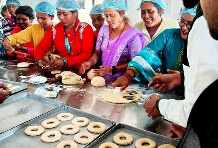 एनआईएफटीईएम ने दिया मोटे अनाज से बेकरी उत्पाद निर्माण का जशपुर में प्रशिक्षण