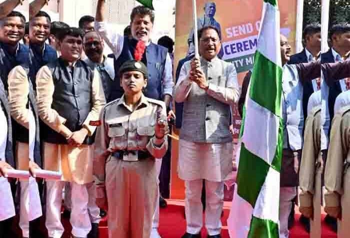 मुख्यमंत्री विष्णुदेव साय ने यूनिटी मार्च के लिए राज्य के 68 युवाओं के दल को हरी झंडी दिखाकर किया रवाना