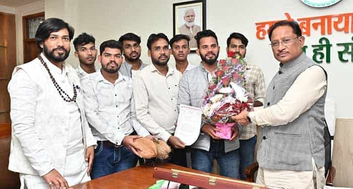 गौरव के दीप संग—मुख्यमंत्री ने किया प्रथम स्वतंत्रता सेनानी वीर नारायण सिंह को प्रणाम