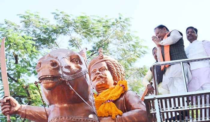 जयस्तंभ चौक में गूँजा बलिदान का संदेश, मुख्यमंत्री साय ने वीर नारायण सिंह को दी श्रद्धांजलि