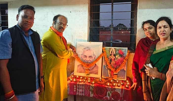 चरोदा मंडल में अमित शाह के उद्बोधन का सामूहिक प्रसारण, अटल जयंती पूर्व संध्या पर दीप प्रज्वलन