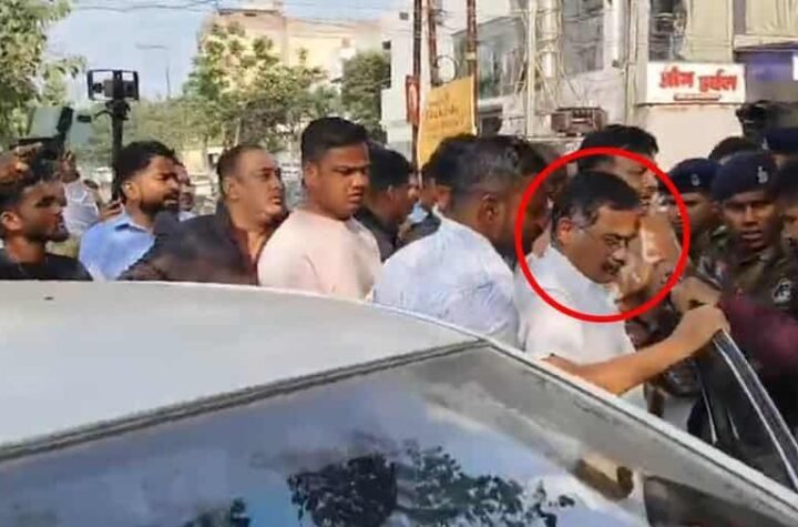 विवादों के बीच सरेंडर की दस्तक—अमित बघेल पहुंचे थाने, पुलिस ने चारों तरफ कड़ा घेरा बनाया