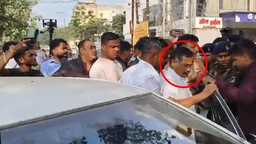 विवादों के बीच सरेंडर की दस्तक—अमित बघेल पहुंचे थाने, पुलिस ने चारों तरफ कड़ा घेरा बनाया