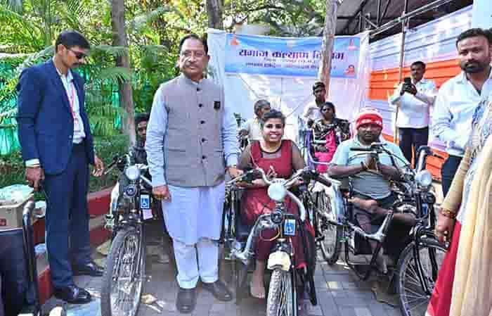 मुख्यमंत्री जनदर्शन में दिव्यांगजनों को राहत