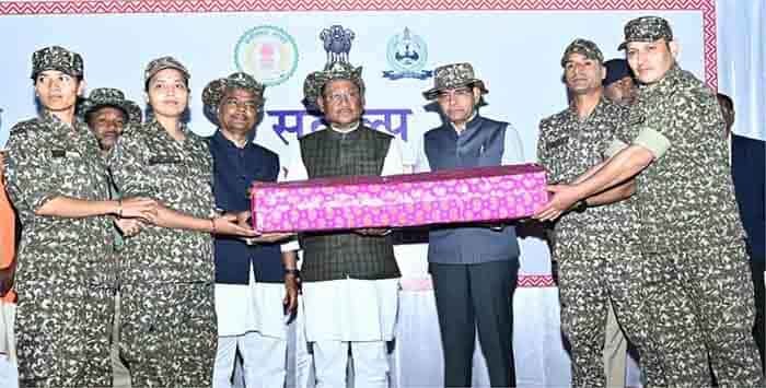 चार इनामी माओवादियों ने किया आत्मसमर्पण