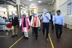 उपमुख्यमंत्री विजय शर्मा और वन मंत्री केदार कश्यप ने आधुनिक डेयरियों का भ्रमण किया