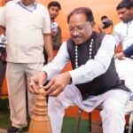 माटी की खुशबू और परंपरा का सम्मान—सरगुजा विकास प्राधिकरण की बैठक में सजे शिल्प, मुख्यमंत्री ने गढ़ा दीया