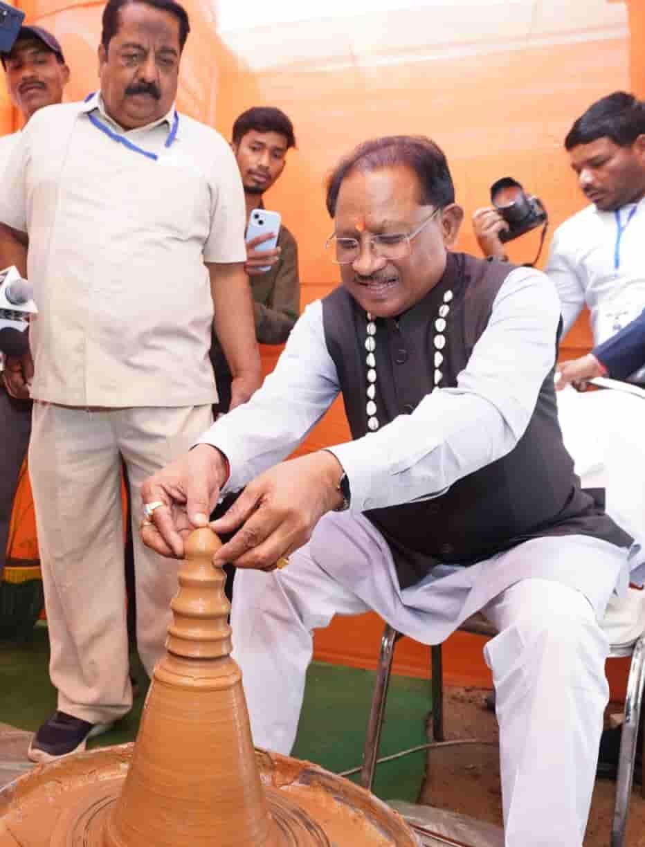 माटी की खुशबू और परंपरा का सम्मान—सरगुजा विकास प्राधिकरण की बैठक में सजे शिल्प, मुख्यमंत्री ने गढ़ा दीया