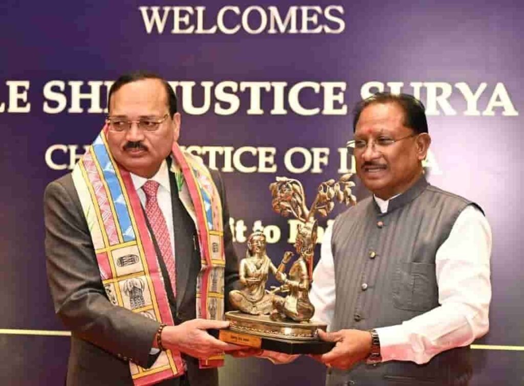 मुख्यमंत्री विष्णुदेव साय ने भारत के मुख्य न्यायाधीश का स्वागत किया