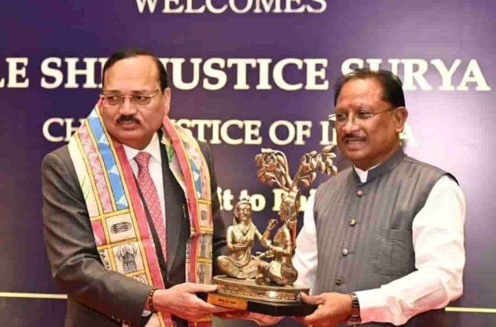 मुख्यमंत्री विष्णुदेव साय ने भारत के मुख्य न्यायाधीश का स्वागत किया