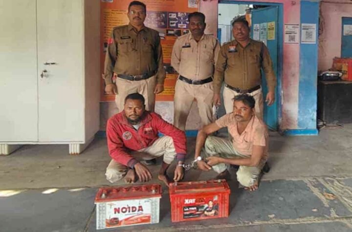 ट्रक बैटरी चोरी मामले में दो आरोपी गिरफ्तार, दो बैटरी बरामद