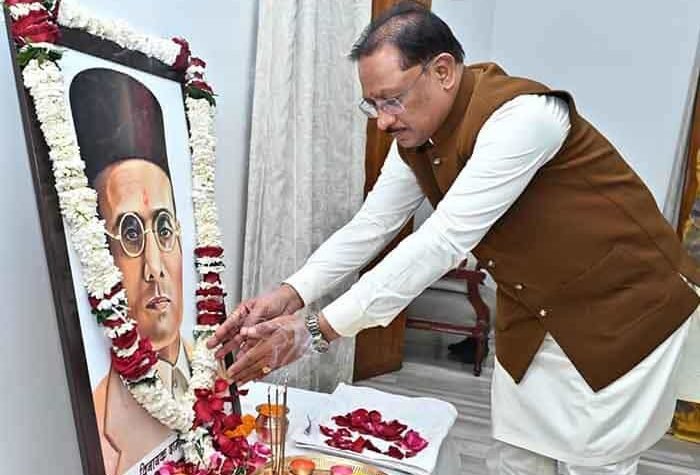 वीर सावरकर की पुण्यतिथि पर मुख्यमंत्री ने श्रद्धांजलि दी