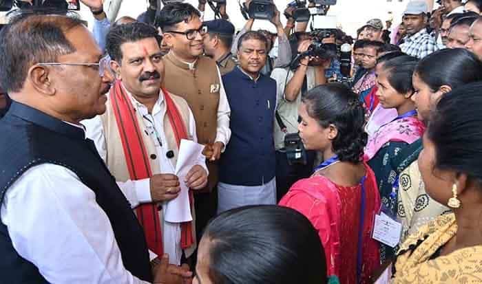 पुनर्वासित युवाओं ने विधानसभा में जनतांत्रिक प्रणाली को समझा