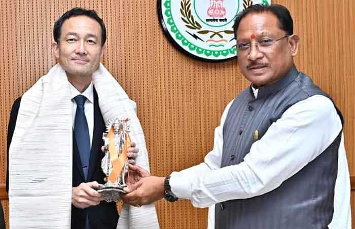 मुख्यमंत्री विष्णु देव साय से जापान दूतावास के मंत्री आबे नोरिआकि की शिष्टाचार भेंट