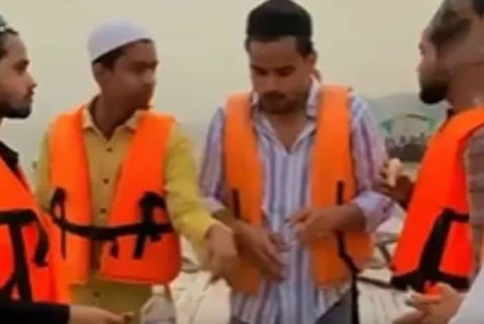 नाव पर चिकन बिरयानी, गंगा में हड्डियां फेंकी—14 गिरफ्तार, मामला गरमाया