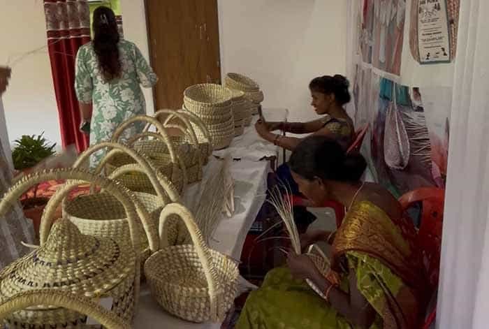 पारंपरिक हस्तशिल्प उत्पाद बना आजीविका का साधन