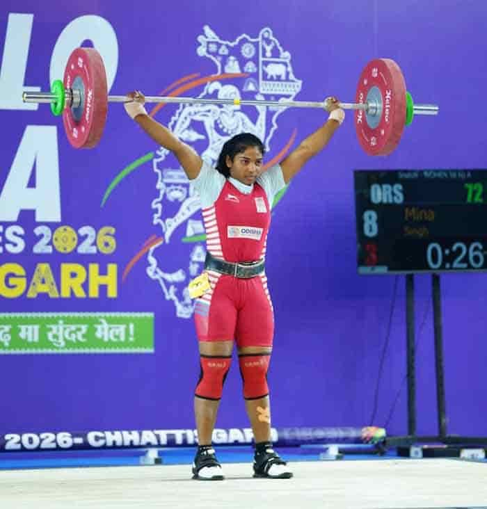 दम, दृढ़ता और जीत – मंच पर चमकी वेटलिफ्टिंग की नई सितारा