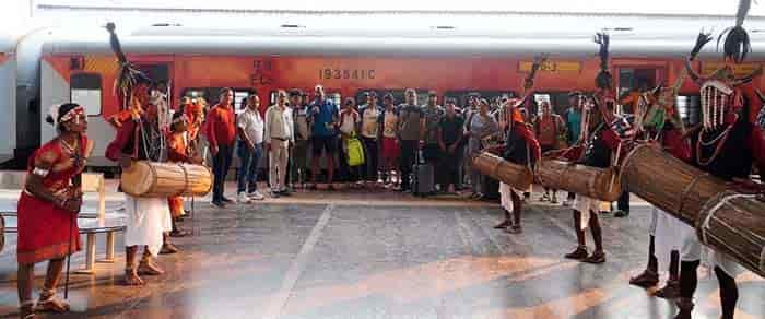 खेल और संस्कृति का संगम – खेलो इंडिया ट्राइबल गेम्स के लिए केरल टीम का जगदलपुर में लोकनृत्य से स्वागत