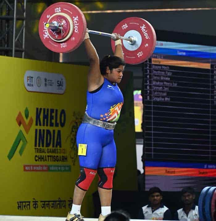 खेलो इंडिया ट्राइबल गेम्स 2026 में निकिता ने 160 किलोग्राम उठाकर छत्तीसगढ़ को पहला स्वर्ण पदक दिलाया