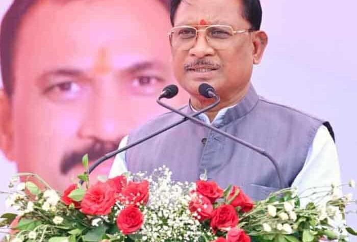 मुख्यमंत्री विष्णुदेव साय ने 370 नई एम्बुलेंस को हरी झंडी दिखाई