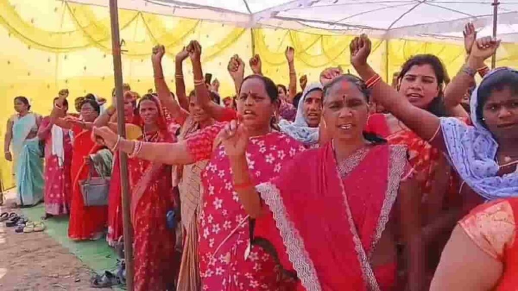 आंगनबाड़ी कार्यकर्ताओं को तय मापदंड के तहत साड़ी वितरित की गई