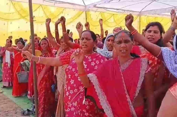 आंगनबाड़ी कार्यकर्ताओं को तय मापदंड के तहत साड़ी वितरित की गई