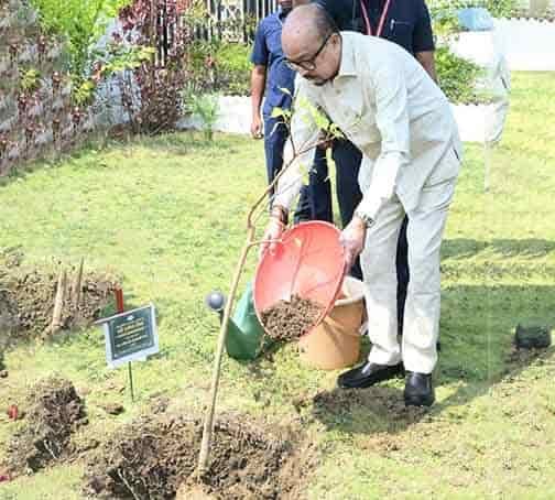 जल संरक्षण और अधिक पेड़ लगाने पर राज्यपाल डेका का जोर